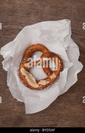 Brezel auf Papier Stockfoto