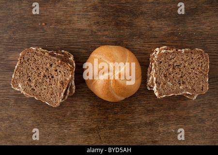 Geschnittenem Brot und ein Brötchen Stockfoto