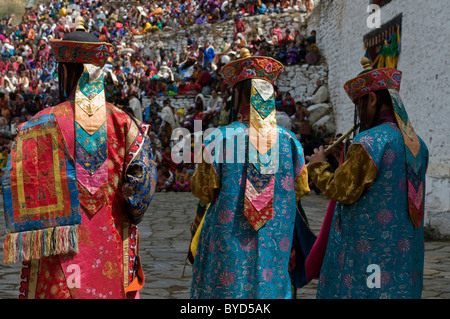 Religiöse Feier mit männlichen Besuchern und Tänze, Paro Tsechu, Bhutan, Asien Stockfoto