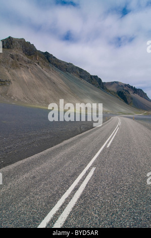 Landstraße in die Wildnis, Ostküste, Island, Europa Stockfoto