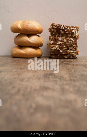 Stapel von Brot Brötchen und Schnittbrot Stockfoto