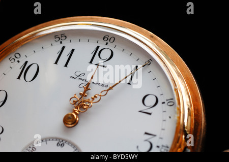 Longines vergoldete Taschenuhr, 12:05, 19. Jahrhundert Stockfoto