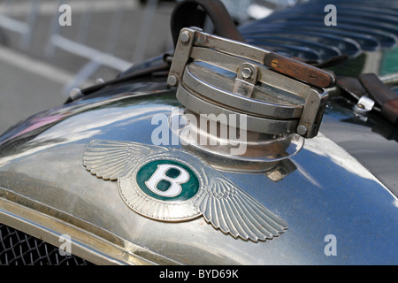 Bentley Marke Emblem auf der Motorhaube eines Jahrgangs Bentley 4,5 Liter Le Mans, Baujahr 1929, Alpine Rally 2010 Kitzbühel, Tirol Stockfoto