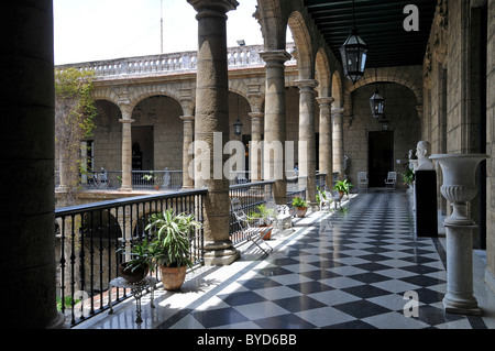 Arkaden am Palacio de Los Capitanes Generales Palast, Plaza de Armas Quadrat, Havanna, Altstadt, Kuba, Karibik Stockfoto