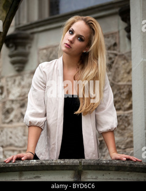 Junge Frau mit langen blonden Haaren Stockfoto