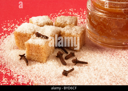 Körperpeeling mit braunem Zucker, Würze Stockfoto