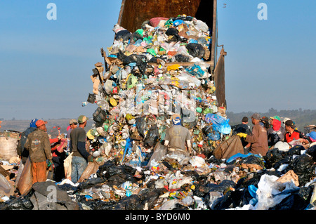 Menschen warten auf ein Müll-LKW, stöbern Sie durch seine Last für Wertstoffe, Lixao Müllkippe in der Satelliten-Stadt Estrutural Stockfoto