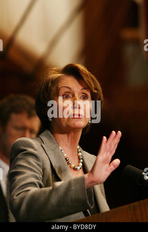 Amerikas erste Frau Sprecher des Repräsentantenhauses Nancy Pelosi sprach mit Senate Majority Leader Harry Reid in der nationalen Presse Stockfoto