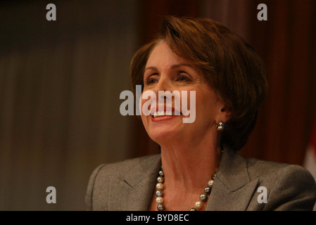 Amerikas erste Frau Sprecher des Repräsentantenhauses Nancy Pelosi sprach mit Senate Majority Leader Harry Reid in der nationalen Presse Stockfoto