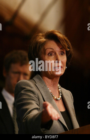 Amerikas erste Frau Sprecher des Repräsentantenhauses Nancy Pelosi sprach mit Senate Majority Leader Harry Reid in der nationalen Presse Stockfoto