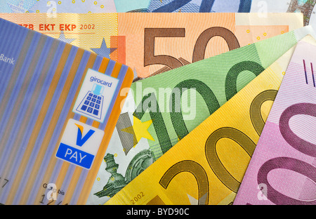 Euro-Banknoten, Rechnungen aufgefächert, Bankkarte, EC-Karte mit den neuesten Icons, V-PAY, VPAY, girocard Stockfoto
