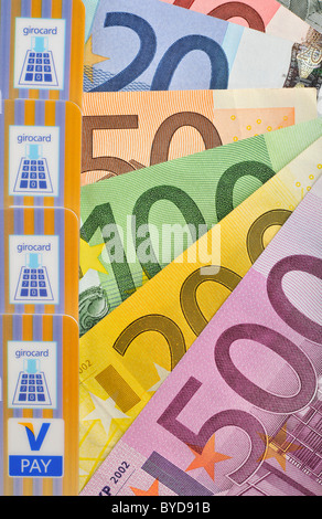 Euro-Banknoten, Rechnungen aufgefächert, Bankkarte, EC-Karte mit den neuesten Icons, V-PAY, VPAY, girocard Stockfoto