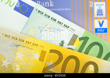 Euro-Banknoten, Rechnungen aufgefächert, Bankkarte, EC-Karte mit den neuesten Icons, V-PAY, VPAY, girocard Stockfoto