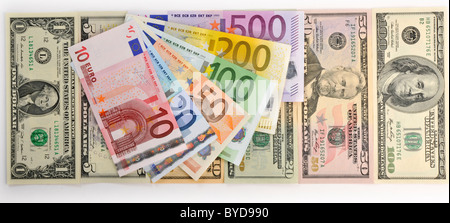 Symbolisches Bild für Wechselkurs, US-Dollar-Banknoten und Euro-Banknoten aufgefächert Stockfoto