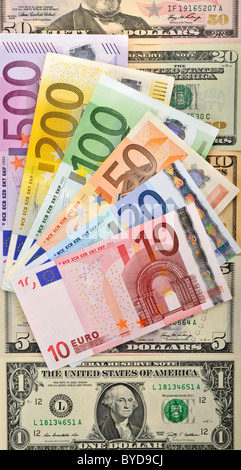 Symbolisches Bild für Wechselkurs, US-Dollar-Banknoten und Euro-Banknoten aufgefächert Stockfoto