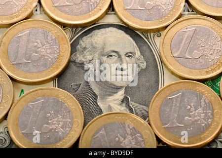 US-Dollar-Note, Banknote, Euro-Münzen, symbolisches Bild für Wechselkurs Stockfoto