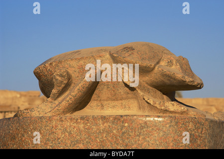 Ägyptische Kunst. Heiliger Käfer. Gigantische Statue. Khepri, Gott des Sonnenaufgangs darstellt. Der heilige See. Tempel von Karnak. Ägypten. Stockfoto