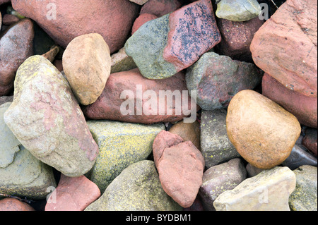 Bunte Kieselsteine am Strand Stockfoto