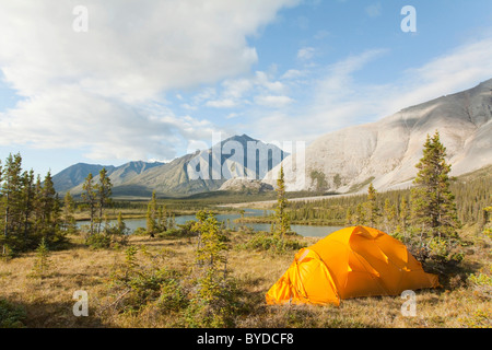 Expedition Zelt, arktische Tundra, camping, Mackenzie Mountains hinter Wind River, Yukon Territorium, Kanada Stockfoto