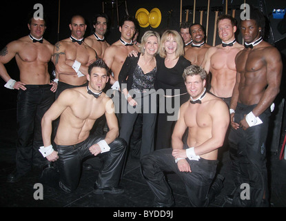 Olilvia Newton-John und Schwester Rona besuchen die Chippendales im Teatro Chippendales, Rio Hotel und Casino Las Vegas, Nevada Stockfoto