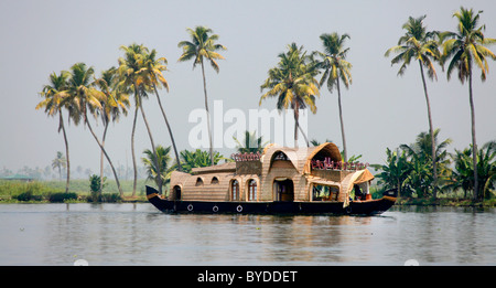 Luxus-Hausboot auf einem Kanal vor Palmen, Haripad, Alappuzha, Alleppey, Kerala, Indien, Asien Stockfoto