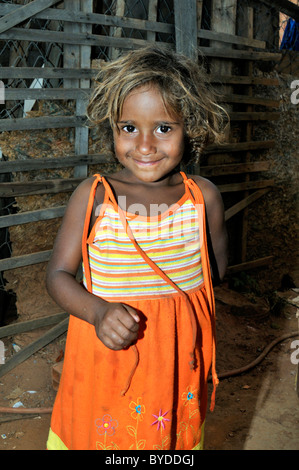 Porträt eines Mädchens, 6, lebt ihre Familie durch die Sammlung, Trennung und Verkauf von wiederverwertbaren Abfall, Sat-Stadt von Ceilandia in der Nähe Stockfoto