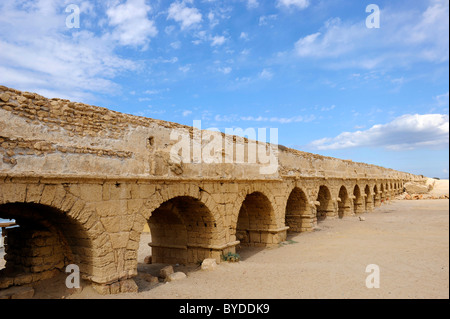 Römisches Aquädukt, antike römische Stadt von Caesarea, Israel, Naher Osten, Südwestasien Stockfoto