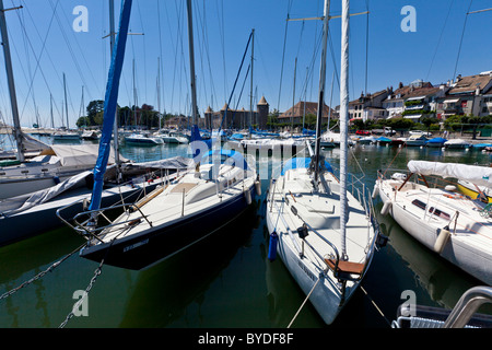 Hafen von Morges vor Morges Burg, Genfer See, Kanton Waadt, Schweiz, Europa Stockfoto