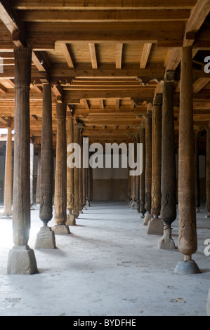 Holzsäulen in Juma Moschee, Chiwa, Usbekistan, Zentralasien Stockfoto