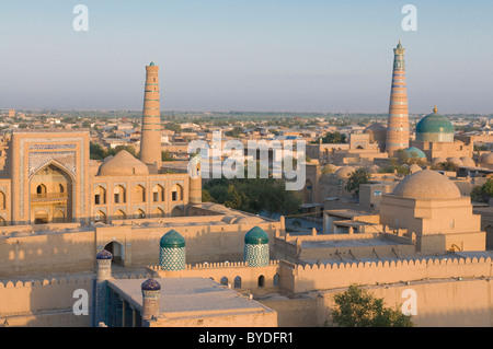 Blick auf die Moscheen und Medressas bei Ichon Qala Festung, Chiwa, Usbekistan, Zentralasien Stockfoto