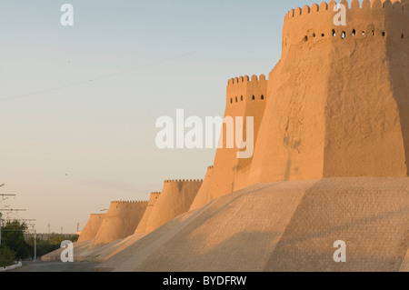 Massive Stadtmauer von Ichon Qala Festung, Chiwa, Usbekistan, Zentralasien Stockfoto