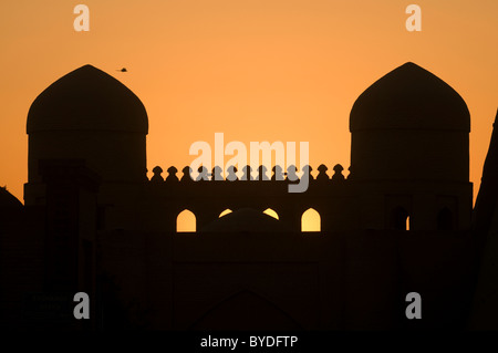 Moschee am Ichon Qala Festung, Silhouette im Zwielicht, Chiwa, Usbekistan, Zentralasien Stockfoto