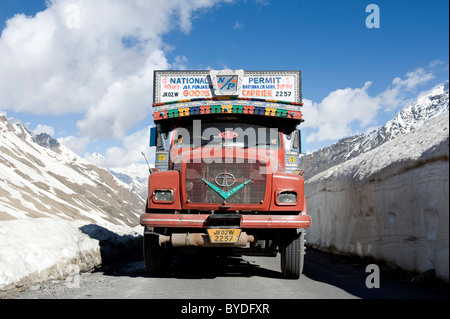 Pass Weg, Manali-Leh Landstraße, alte rote Tata Lkw unterwegs zwischen Schneewand Keylong, Lahaul und Spiti District Stockfoto