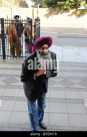 Mann mit Sikh Turban außerhalb Tempel southall Stockfoto