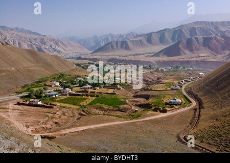 Kleines Dorf in den Bergen zwischen Sary Tash und Osch, Kirgisistan, Zentralasien Stockfoto