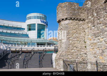 Arundel Zirkus Eingang WestQuay Shopping Mall und Arundel Turm, Stadtmauer, Stadtzentrum, Southampton Stockfoto