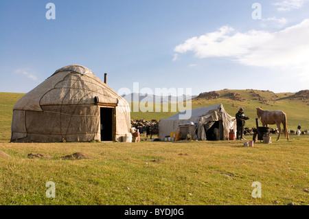 Jurten, Zelten der Nomaden im Song Koel, Kirgisien, Zentralasien Stockfoto