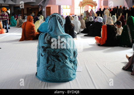 Frauen beten in Havelock Road Gurdwara Southall Middlesex Stockfoto