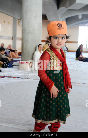 Mädchen im Tempel Havelock Road Gurdwara Southall Middlesex Stockfoto