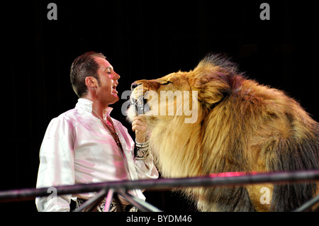 Löwen-Dressur, Trainer Martin Lacey Jr. mit dem Löwen genannte, Circus Krone, München, Bayern, Deutschland, Europa Stockfoto