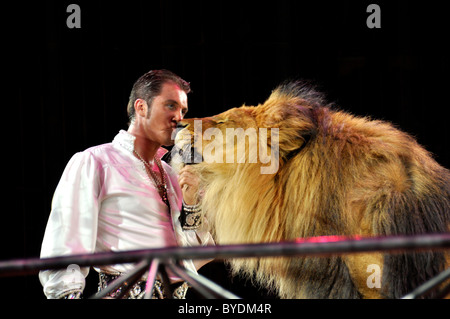 Löwen-Dressur, Trainer Martin Lacey Jr. mit dem Löwen genannte, Circus Krone, München, Bayern, Deutschland, Europa Stockfoto