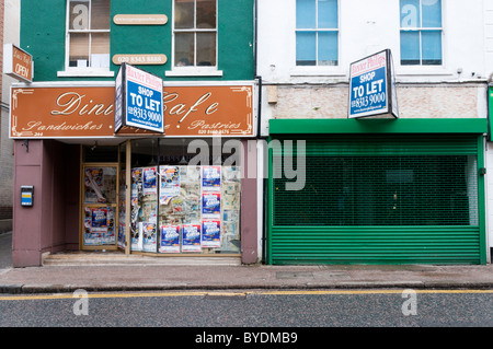 Geschlossene und leere Geschäfte, lassen Sie sich im Süden von London. Stockfoto