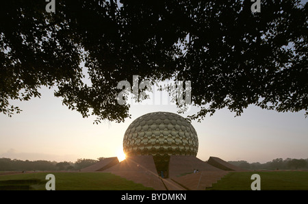 Sonnenaufgang am Matrimandir, Tempel, mystischer Ort, Meditationsplatz, größte Heiligtum in Auroville, Sri Aurobindo Ashram Stockfoto