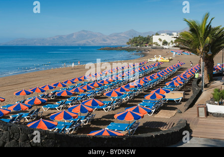 Sonnenschirme am Sandstrand, Playa Grande, Puerto del Carmen, Lanzarote, Kanarische Inseln, Spanien, Europa Stockfoto