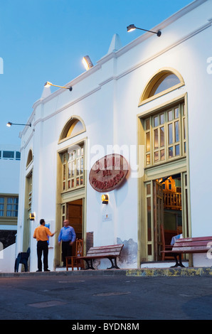 Restaurant, La Lonja, am Fischereihafen in der Nacht, Puerto del Carmen, Lanzarote, Kanarische Inseln, Spanien, Europa Stockfoto