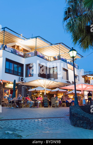 Restaurants am Hafen in der Nacht, Puerto del Carmen, Lanzarote, Kanarische Inseln, Spanien, Europa Stockfoto