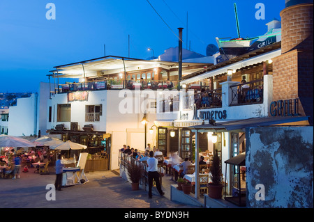 Restaurants am Hafen in der Nacht, Puerto del Carmen, Lanzarote, Kanarische Inseln, Spanien, Europa Stockfoto