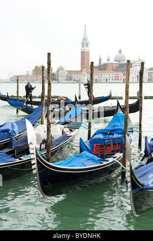 Gondeln auf dem Markusplatz, in der Rückseite der Kirche von San Giorgio Maggiore, Venedig, Veneto, Italien, Europa Stockfoto