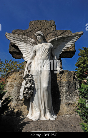 Große Statue des Engels auf dem 19. Jahrhundert Grab, Friedhof Friedhof, gegründet im 13. Jahrhundert, Brückenstraße Straße 9 Stockfoto