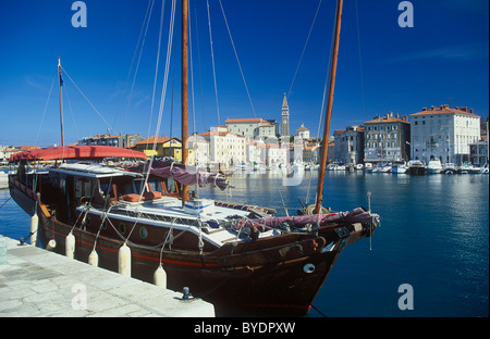 Altes Segelschiff im Hafen von Piran, Istrien, Slowenien, Europa Stockfoto